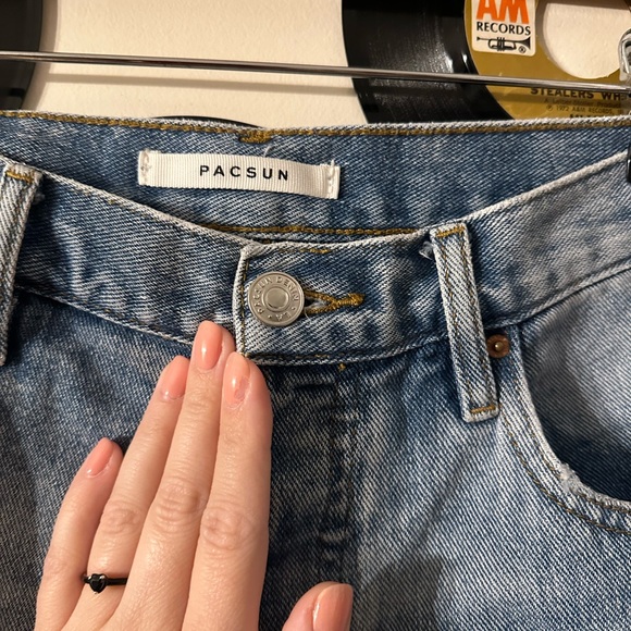 Distressed shorts - Picture 3 of 5